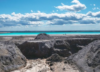 Aske fra Estland blir til nytt råstoff med negative klimautslipp, gjennom samarbeid mellom Tarkett og Ragn-Sells