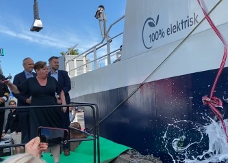 MF Svelvik ble endelig døpt: – Den elektriske ferjen er en milepæl